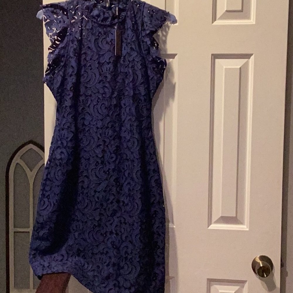 ALEXIA ADMOR  Lace Dress with Flutter Sleeves
